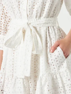Weißes Baumwoll-Kurzkleid Daisi mit Stickereien