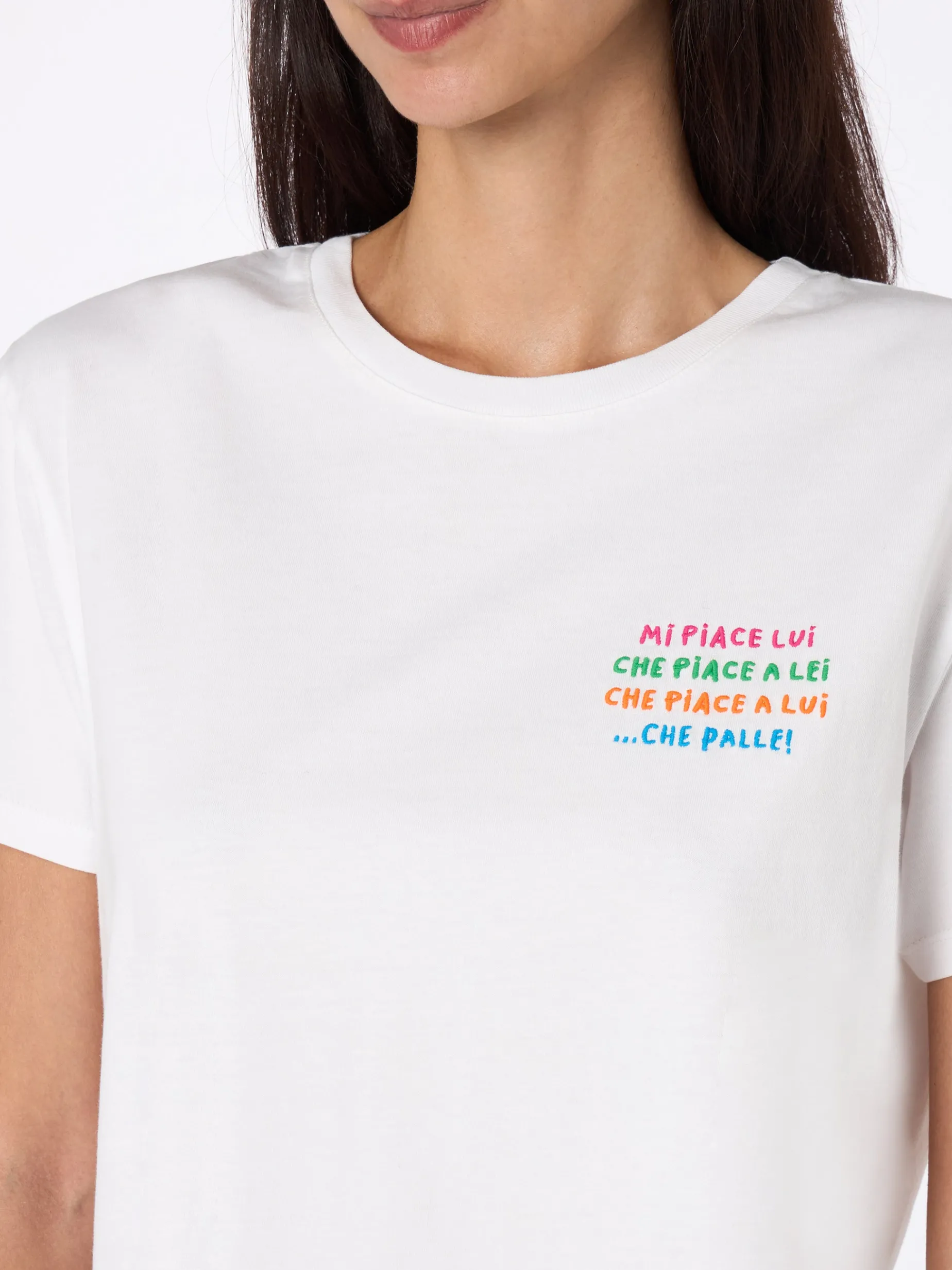 Weißes Damen-T-Shirt Emiilie aus Baumwolljersey mit Rundhalsausschnitt und „Mi piace lui...“-Stickerei