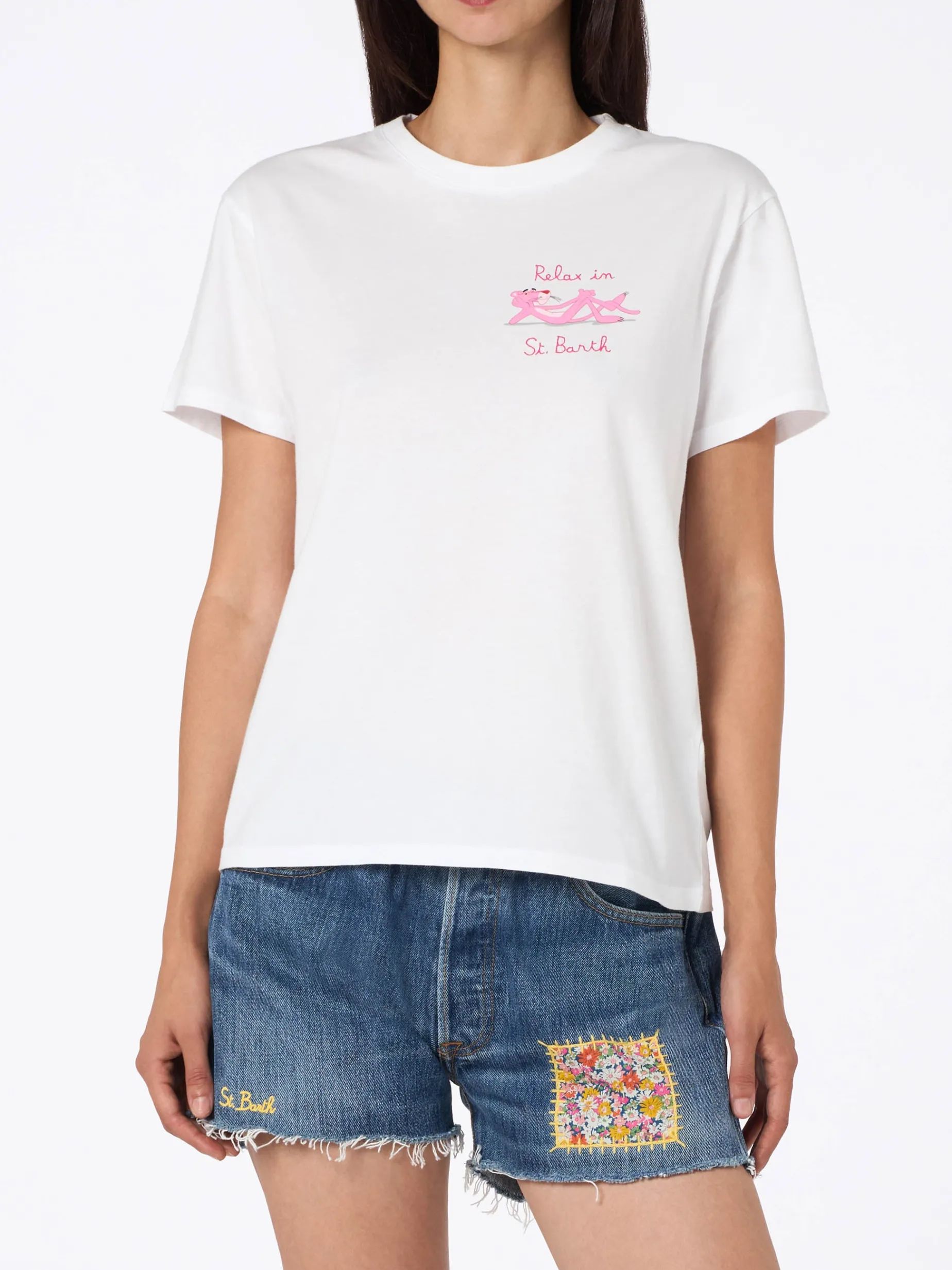 Weißes Rundhals-T-Shirt Emiilie aus Baumwolljersey für Damen mit Stickerei „Relax in St. Barth“ | PINK PANTHER SPECIAL EDITION